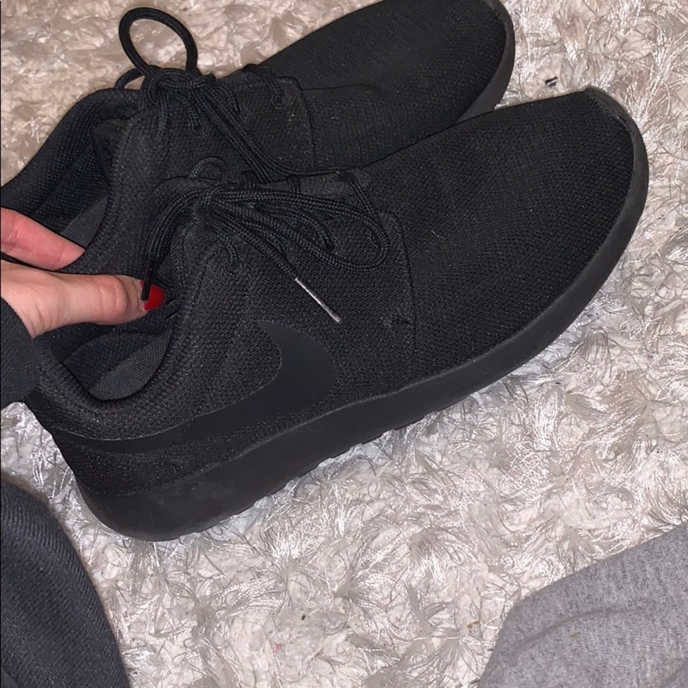 Size women 7.5 black Nike shoes good condition